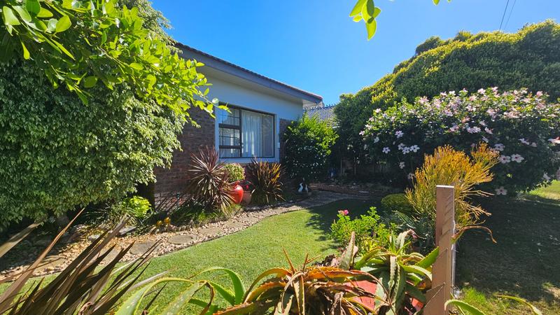 6 Bedroom Property for Sale in Fraaiuitsig Western Cape